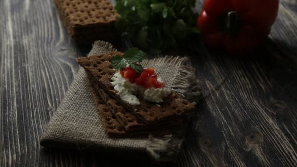 Хрусткий хліб з м'яким сиром і червоним перцем — стокове відео