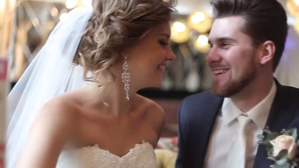Свадебная пара в кафе — стоковое видео