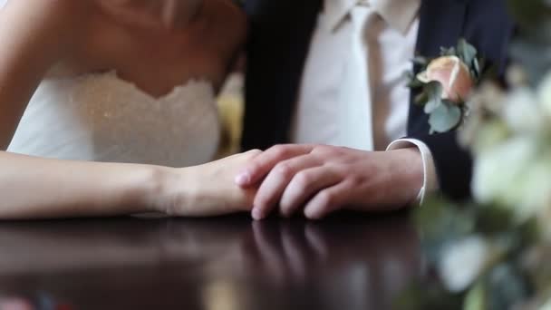 Svatební pár v kavárně — Stock video