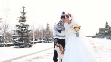 Düğün çift Kış yürüyüş