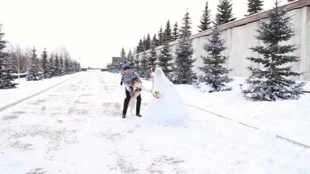 Boda pareja invierno caminando — Vídeos de Stock