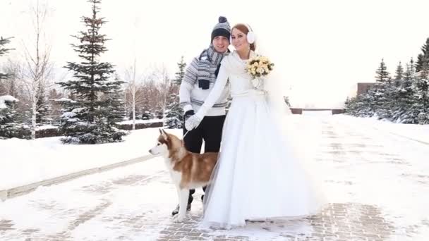 Bruiloft paar winter wandelen — Stockvideo