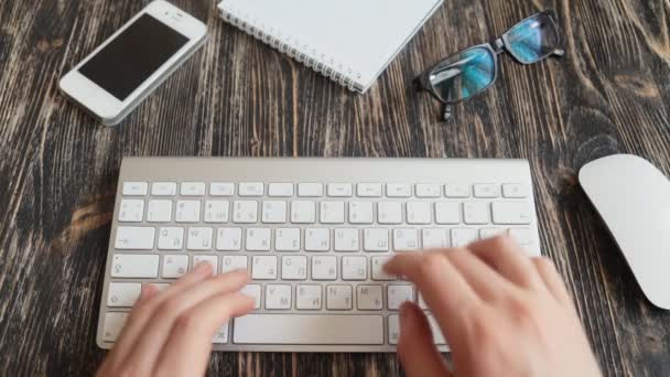 Gafas de trabajo y papel de nota en mesa de madera — Vídeos de Stock