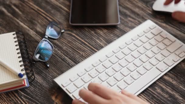 Gafas de trabajo y papel de nota en mesa de madera — Vídeos de Stock