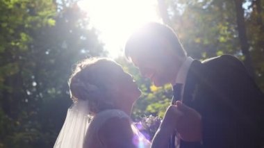 Gelin ve damat öpüşme ormanda