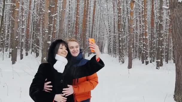 Pareja feliz tomando selfie en cámara lenta — Vídeo de stock