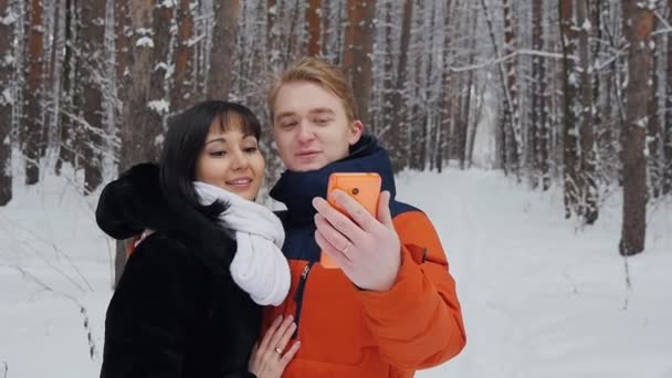 Gelukkige paar nemen selfie in slowmotion — Stockvideo