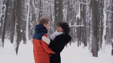 seven çift doğal kış arka plan üzerinde genç. Slowmotion