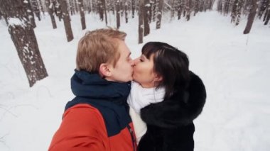 Mutlu çift alarak selfie slowmotion olarak