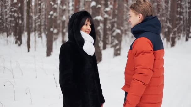 Jovem casal amoroso no fundo de inverno natural. em câmara lenta — Vídeo de Stock