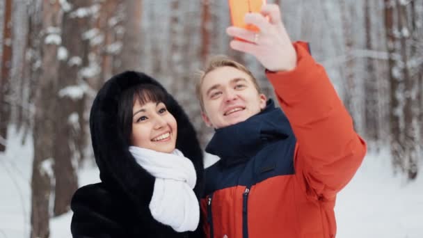 Pareja feliz tomando selfie en cámara lenta — Vídeo de stock