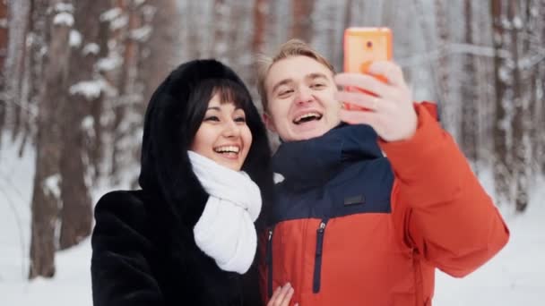 행복 한 커플 촬영 selfie slowmotion에 — 비디오