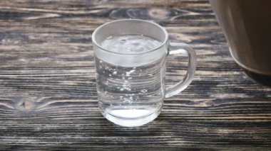 cam çay dökülen su ve çay poşeti.