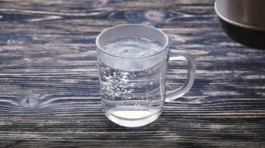 Bardak çay çay poşeti ve su dökme slowmotion