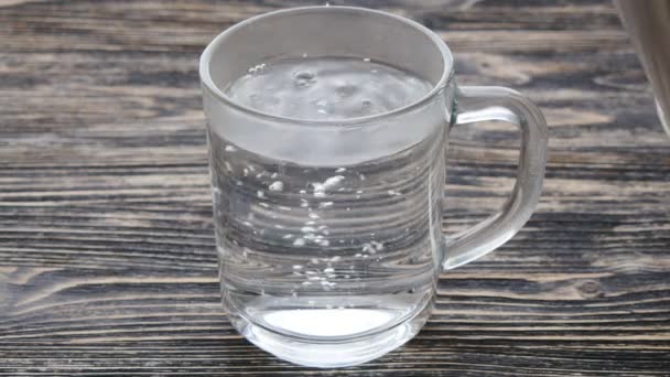 Glas thee met theezakje en stromende water. — Stockvideo