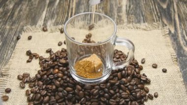 Hazır kahve slowmotion dökme