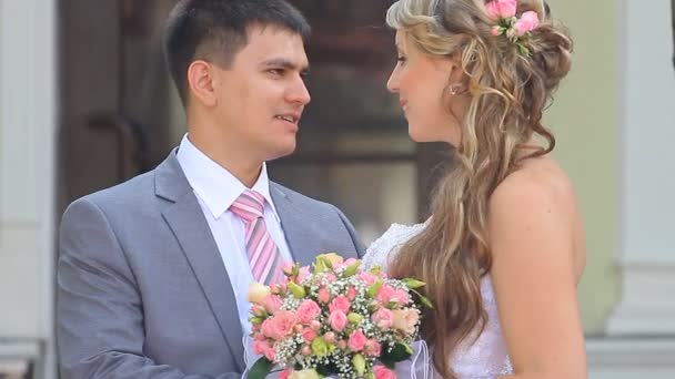 Sposa e sposo abbracciare — Video Stock