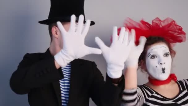 Mime in de buurt van onzichtbare muur — Stockvideo