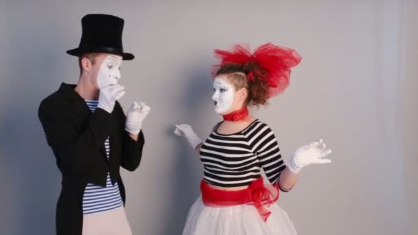 Two funny mimes holding invisible heart — Stock Video