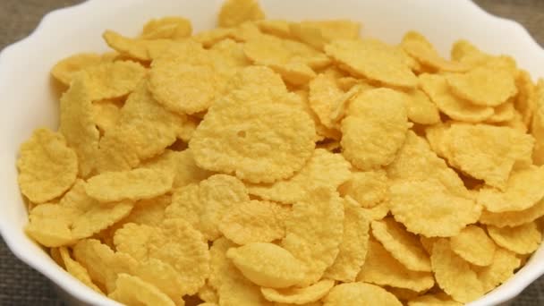 Cornflakes rotieren auf dem Tisch — Stockvideo