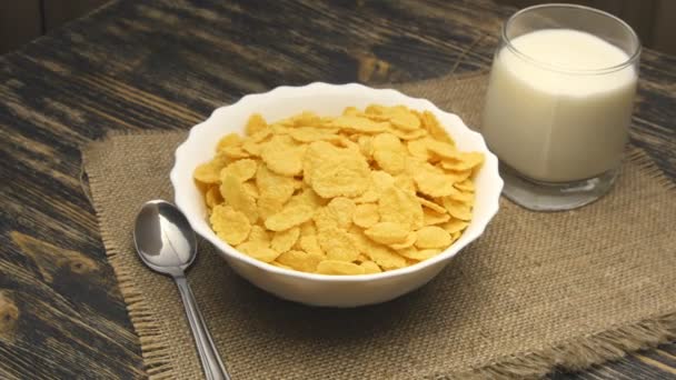 Cornflakes rotieren auf dem Tisch — Stockvideo