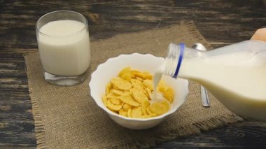 bir kase mısır gevreği slowmotion dolu içine dökme taze süt