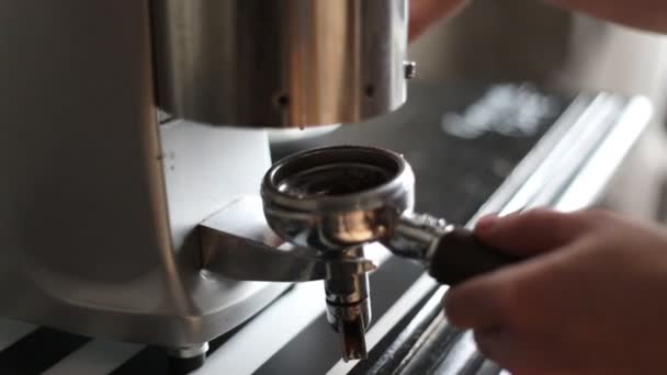 Barista moagem café lentidão — Vídeo de Stock