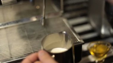 Süt bir latte veya kapuçino buğulaması Barista