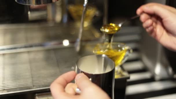 Leite fumegante barista para um latte ou cappuccino — Vídeo de Stock