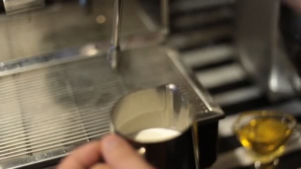 Barista kouřících mléko pro cappuccino nebo latte — Stock video