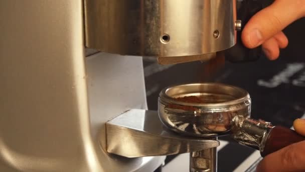 咖啡师研磨咖啡慢动作 — 图库视频影像
