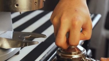 Barista kahve slowmotion biler