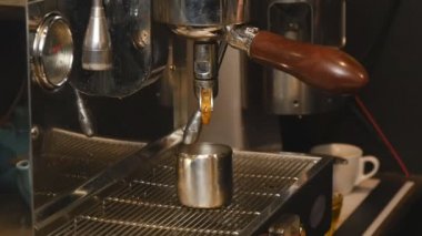 kahve ins ağır çekim dökme