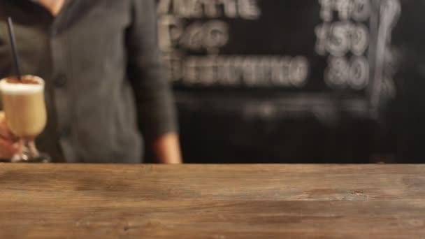 Barista poner taza de café en el mostrador en un café — Vídeos de Stock