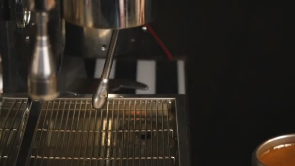 Koffie ins slowmotion gieten — Stockvideo