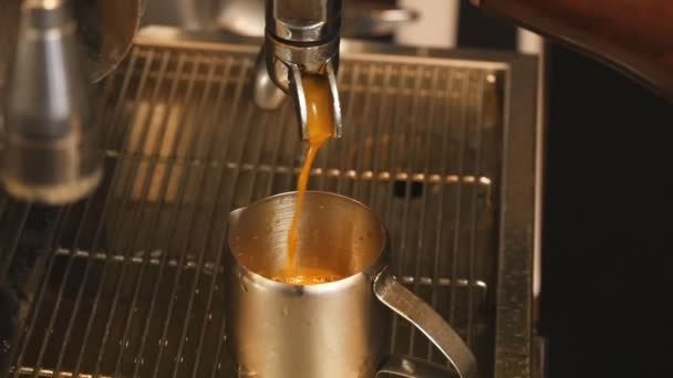 Наливая кофе в замедленной съемке — стоковое видео