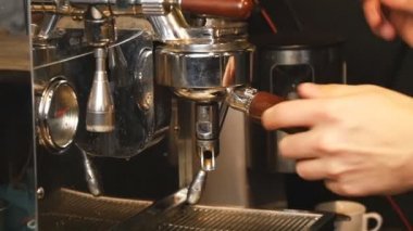 kahve ins ağır çekim dökme