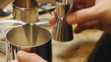 Barmen beyaz bar, kahve yapma