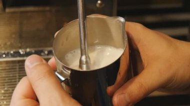Süt bir latte veya kapuçino buğulaması Barista