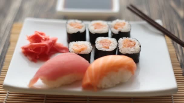 Sushi maki saboroso posto em uma chapa — Vídeo de Stock