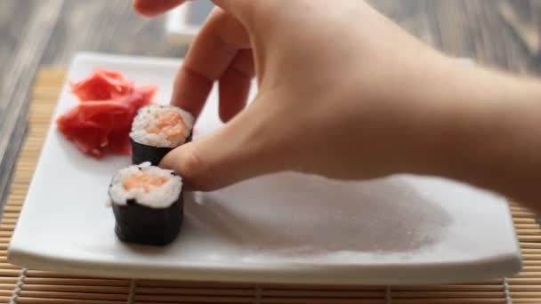 Sabroso sushi maki poner en un plato — Vídeo de stock