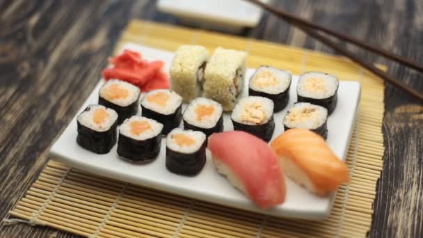 Sushi tourner sur une plaque — Video