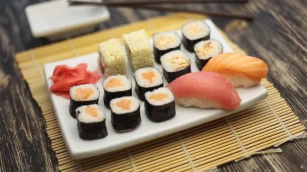 Sushi rotar en un plato — Vídeo de stock