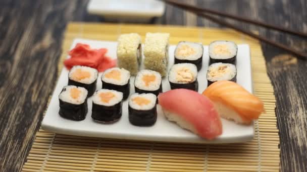 Sushi rotate on a plate — Stock Video