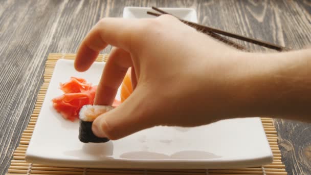 Sabroso sushi maki poner en un plato — Vídeo de stock