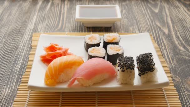 Sushi maki smaczny umieścić w tablicy — Wideo stockowe