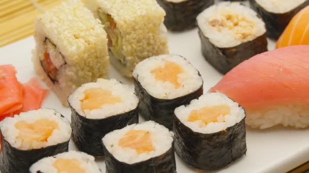 Суши вращаются на тарелке — стоковое видео