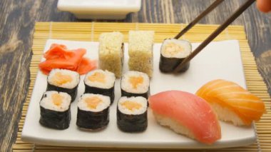 Bir tabak koymak lezzetli maki sushi