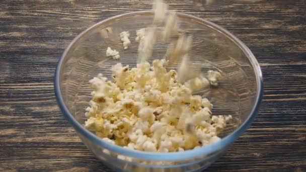Попкорн льется в замедленной съемке — стоковое видео