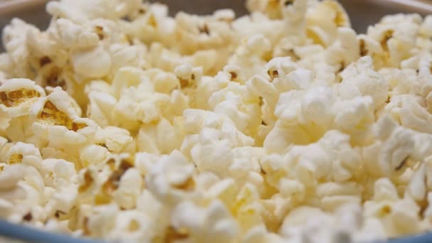 Popcorn gieten in slow motion — Stockvideo